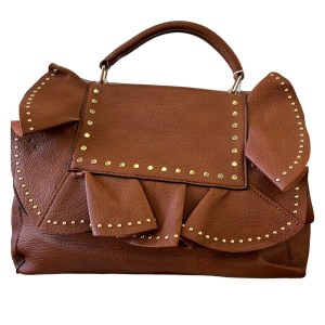 Borsa con tracolla voulant e borchiette in ecopelle marrone